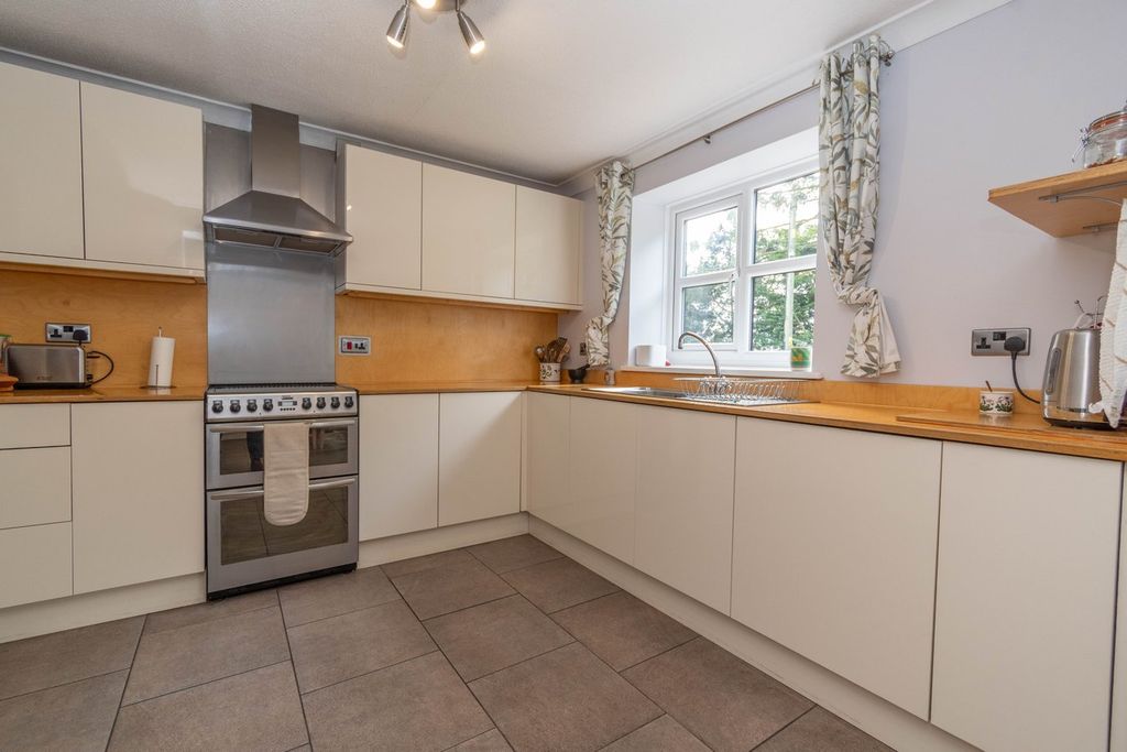 Property photo 2 of 21