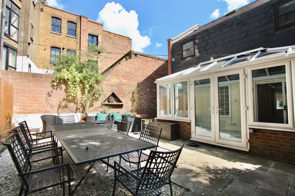 Property photo 1 of 25 Pegasus Close, N16