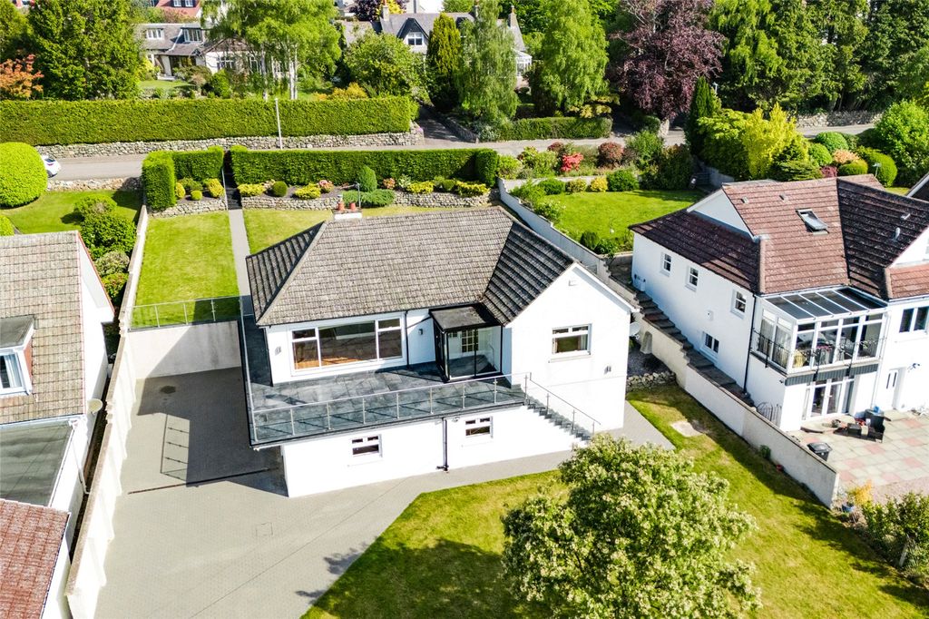 Property photo 1 of 46 Cairn Road. 52