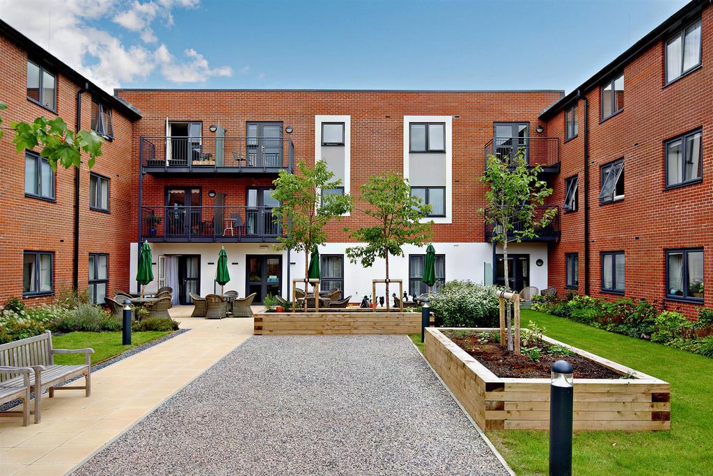 Property photo 2 of 25 Communal Gardens