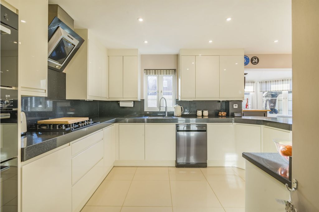 Property photo 2 of 25