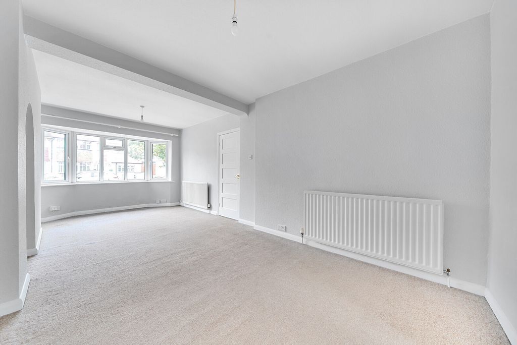 Property photo 3 of 13 1333770-15-689075...
