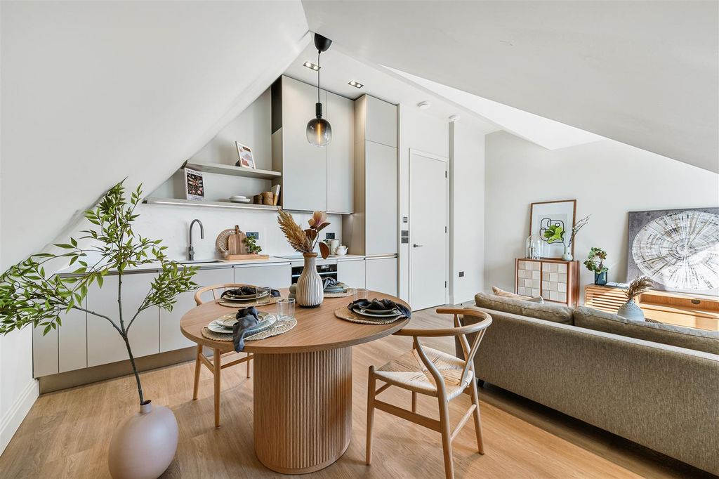 Property photo 3 of 14 Flat 8 - 50 Creswick Road-4.Jpg