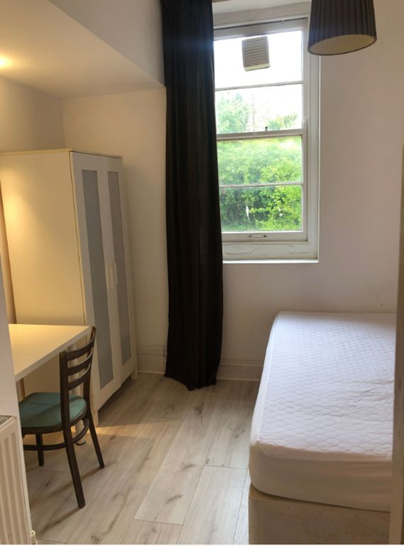 Property photo 3 of 12 A Tidy And Well-Lit Single Bedroom With A Desk And...