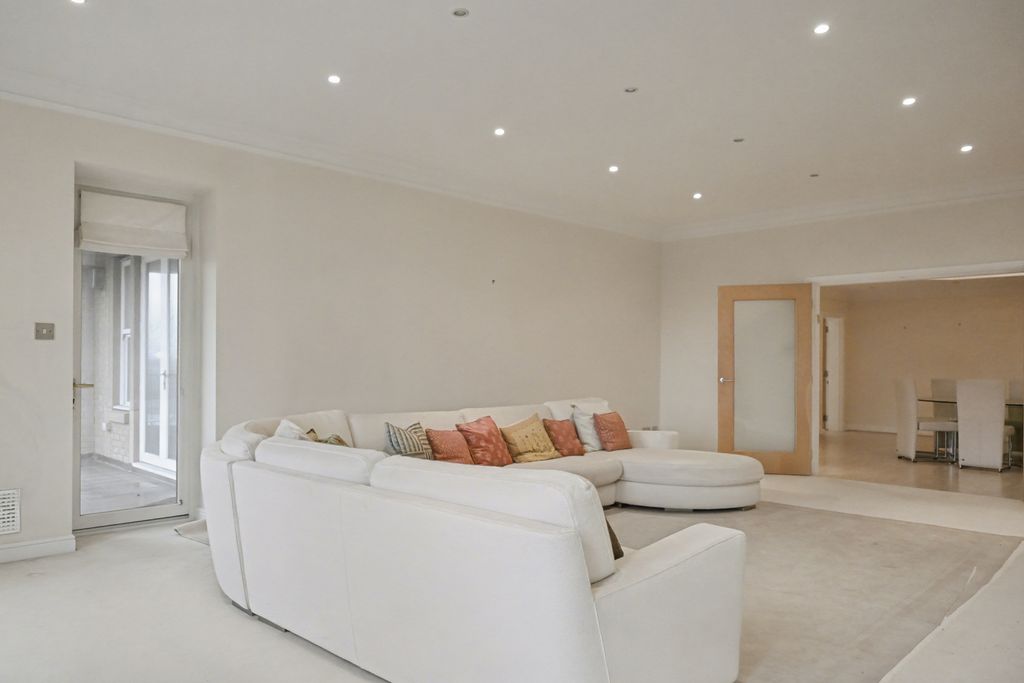 Property photo 2 of 21 Flat 6 College House, 77 South Downs Road, Altrincham, Cheshire, Wa14 3Dz