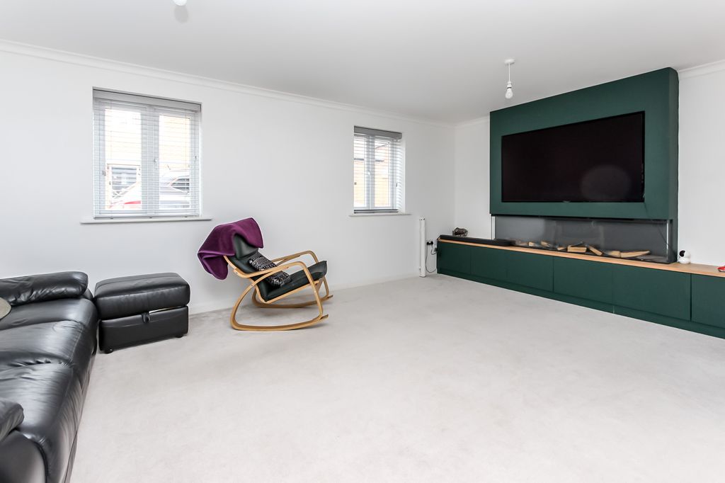 Property photo 2 of 17 Lounge