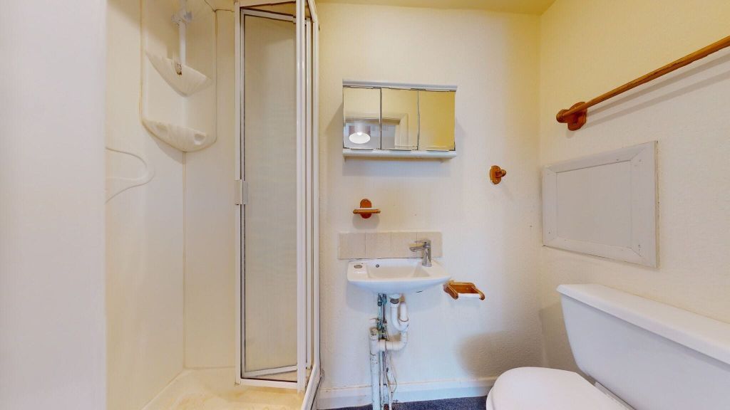 Property photo 3 of 9 Bathroom