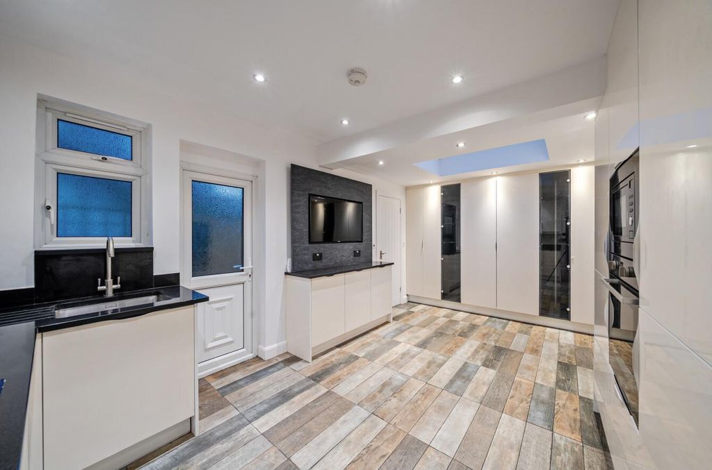 Property photo 2 of 20 1415277-15-698E261005A37.Jpg