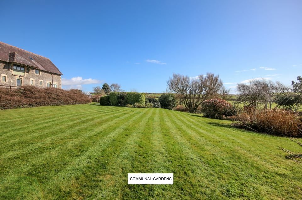 Property photo 2 of 17 Communal Gardens