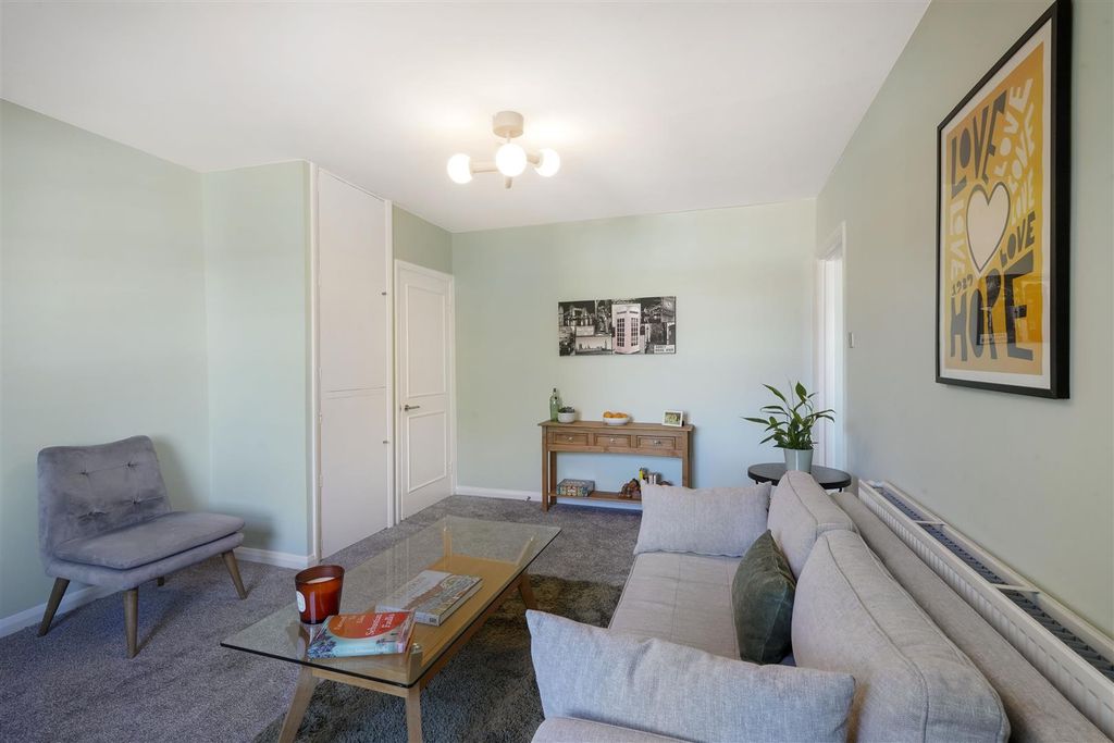 Property photo 3 of 10 Flat 7 102 The Grove London W5 3Sh - 011.Jpg