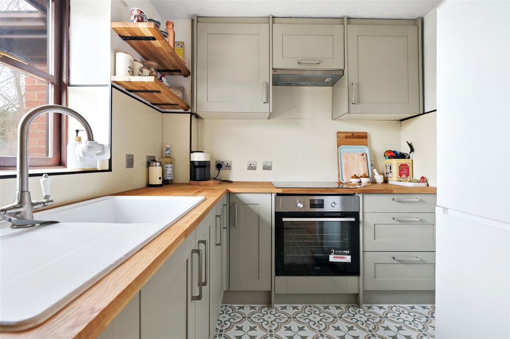 Property photo 1 of 11 Kitchen
