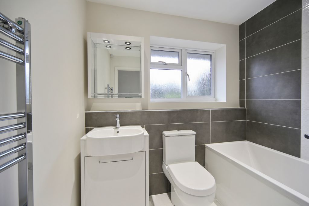 Property photo 2 of 11 Bathroom