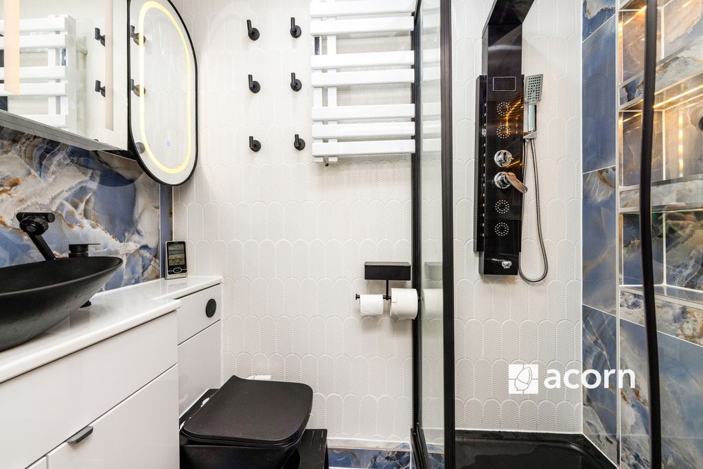 Property photo 3 of 8 Bathroom (2)