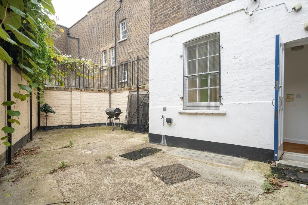 Property photo 2 of 12 Private Courtyard