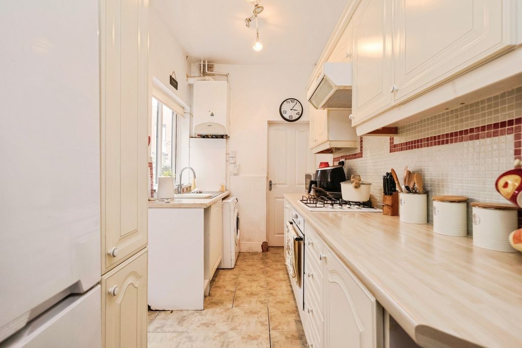 Property photo 3 of 17 Kitchen