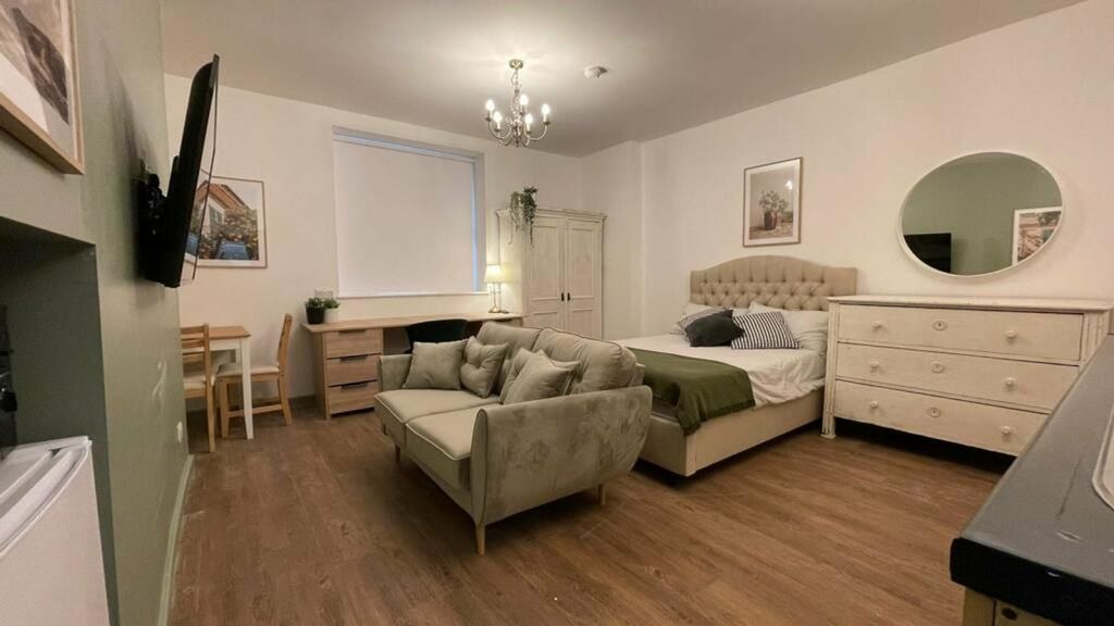 Property photo 1 of 5 A Spacious And Inviting Large Double Bedroom Featu...