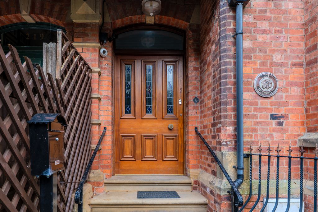 Property photo 2 of 39