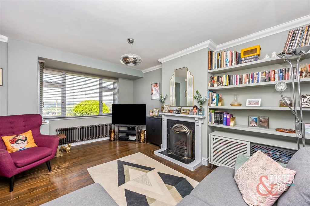 Property photo 2 of 21 Westfield Close 19-011.Jpg