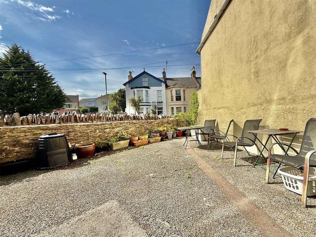 Property photo 2 of 10 Communal Gardens.Jpeg