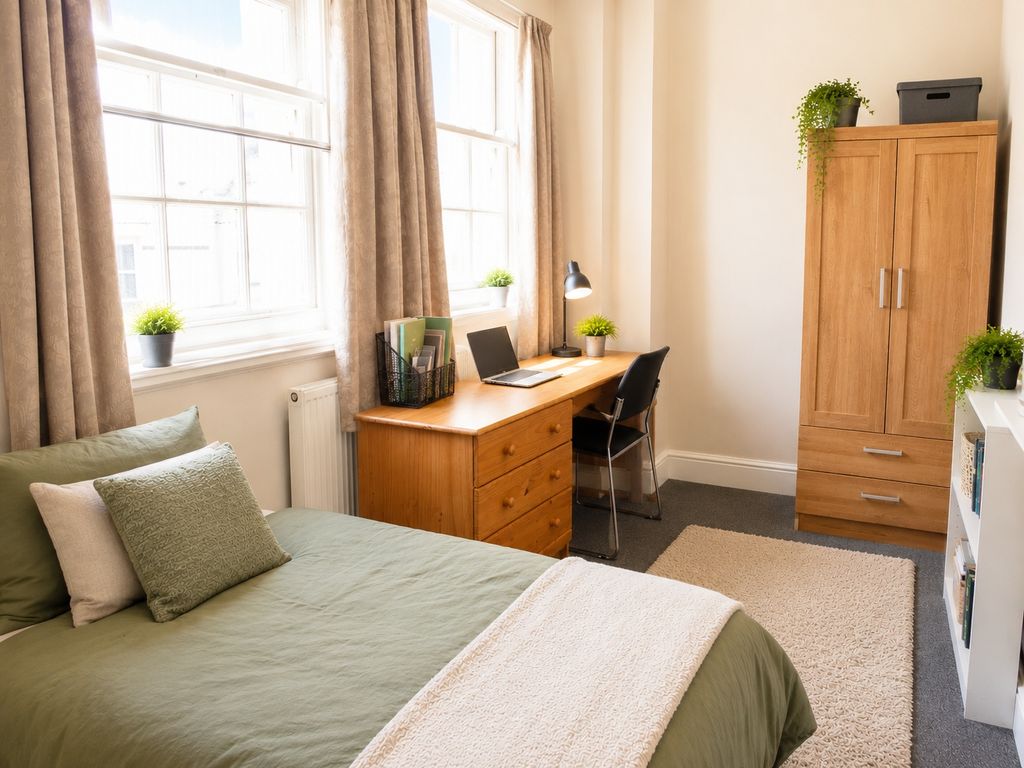 Property photo 2 of 11 Bright, Spacious Room With Large Desk And Storage...
