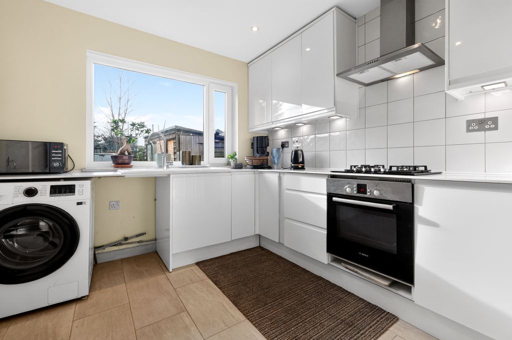 Property photo 3 of 18 Kitchen