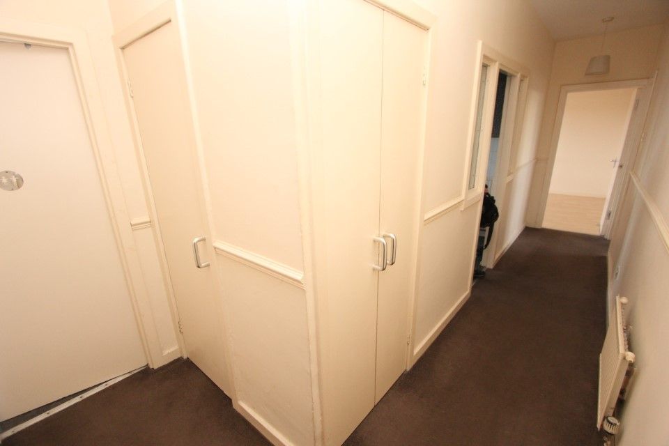 Property photo 2 of 10 Hall