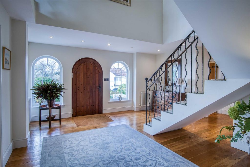 Property photo 3 of 37 Entrance Hall
