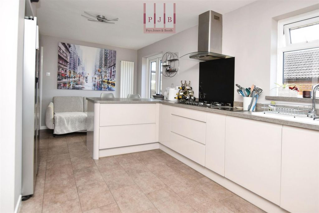 Property photo 3 of 23 Kitchen.Jpg