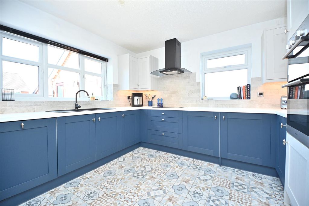 Property photo 3 of 50 20 Farleigh Close Kitchen (3).Jpg