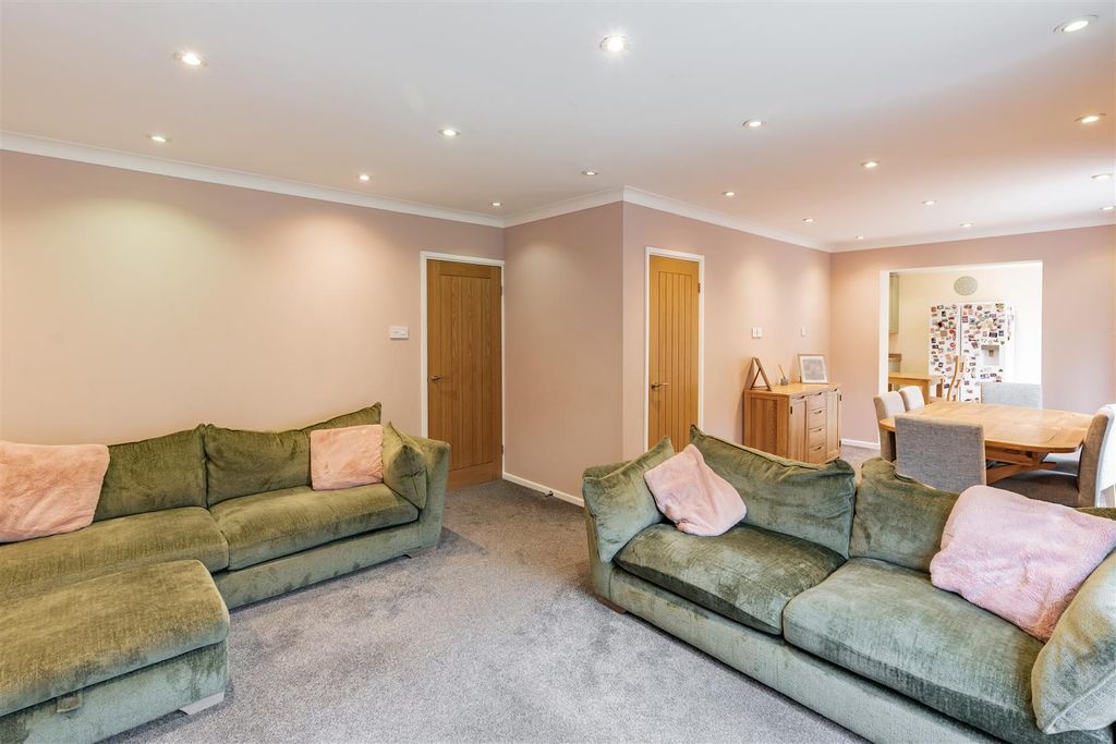 Property photo 3 of 19 43 Redhill Wood-Hr9.Jpg