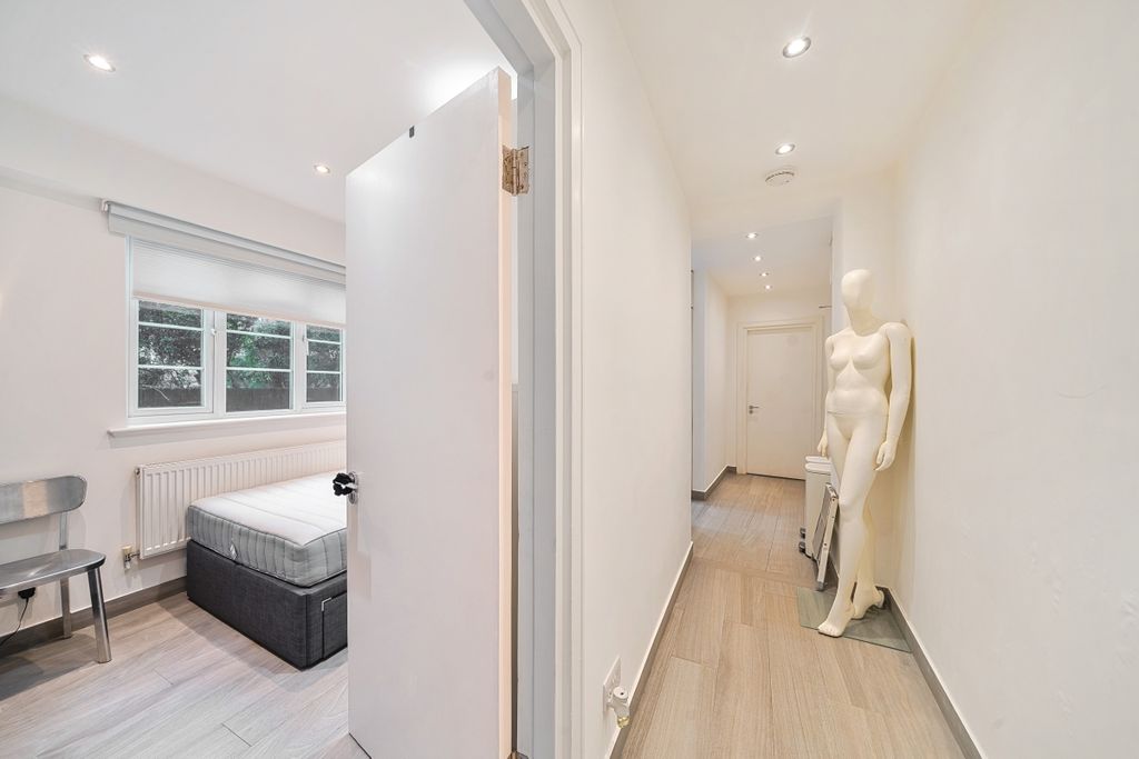 Property photo 3 of 7 1414771-10-698B11...