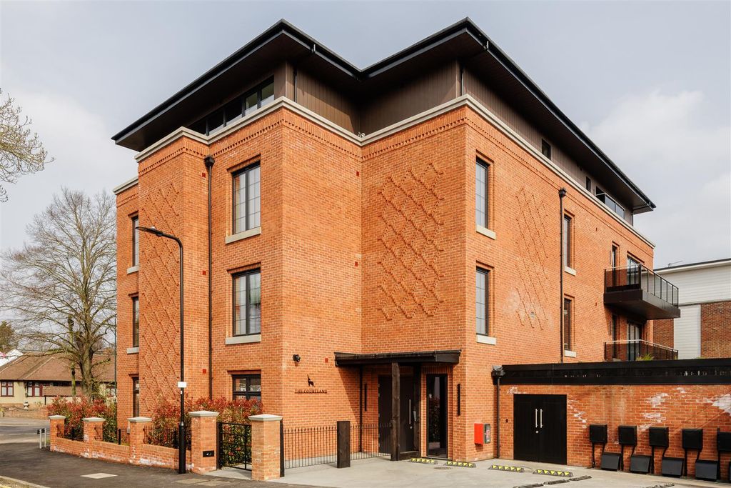 Property photo 1 of 17 Whitehall Road, E4