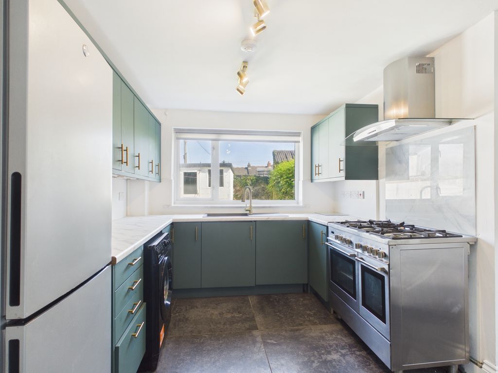 Property photo 2 of 10 Kitchen