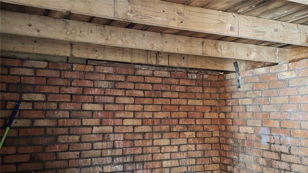 Property photo 3 of 4 Garage