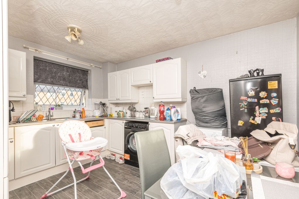 Additional image 5 of 2 bed flat for saleHeckmondwike Road, Dewsbury WF13