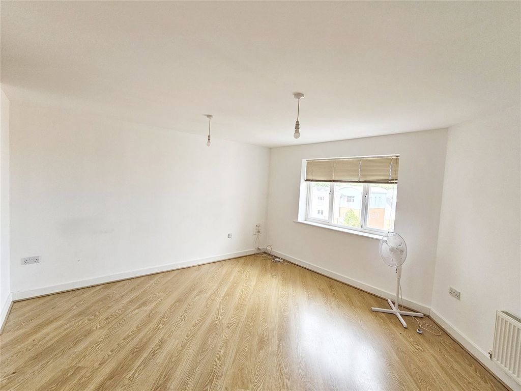Property photo 3 of 8 Picture No. 11
