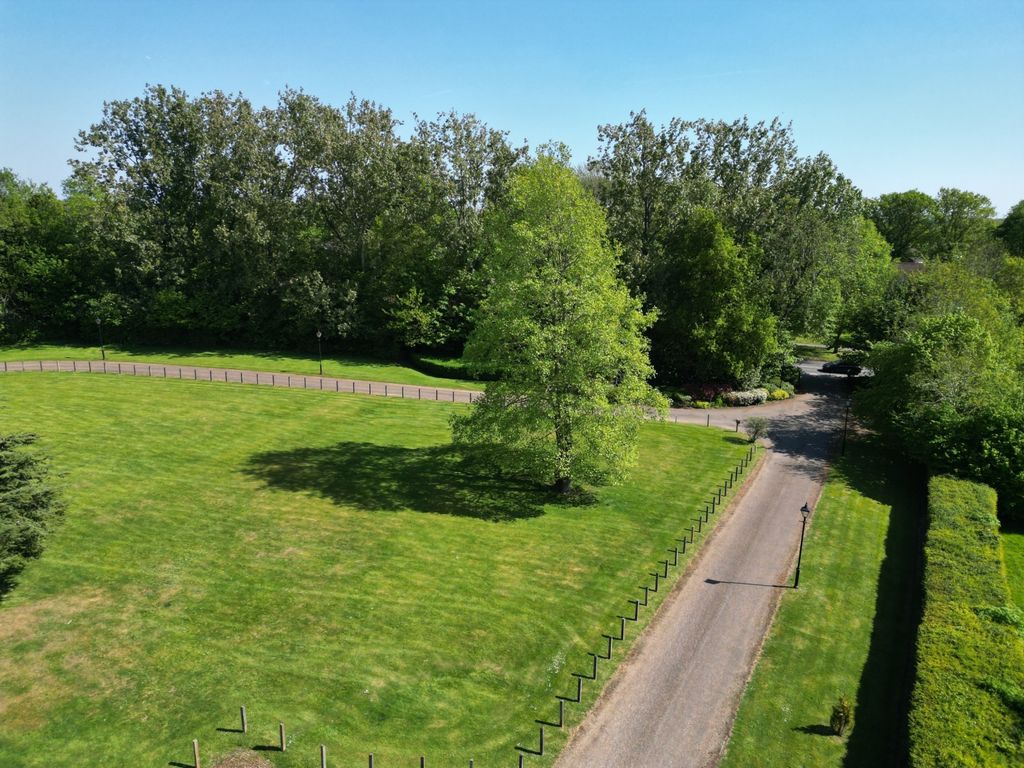 Property photo 2 of 9 Communal Gardens