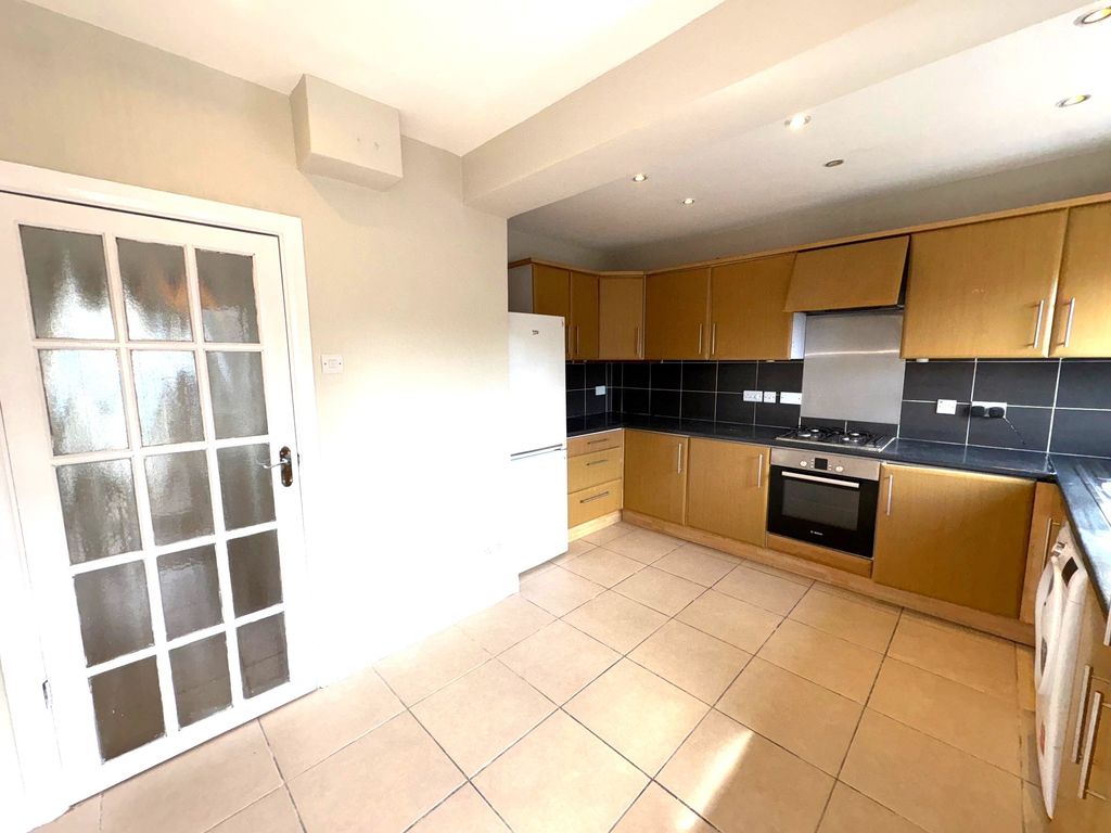 Property photo 3 of 16 60Tregennaavekitchen2