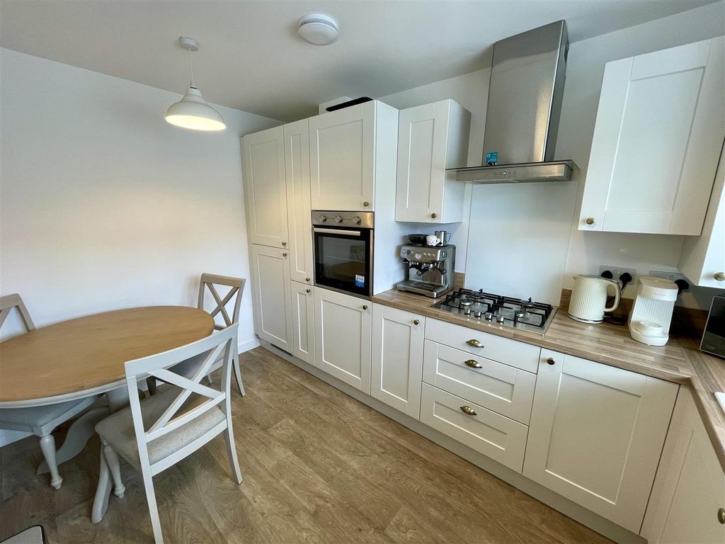 Property photo 3 of 12 Kitchen