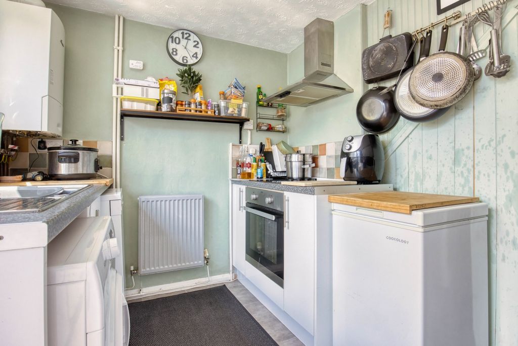 Property photo 3 of 15 Ewemove Taunton Millers Way (7)