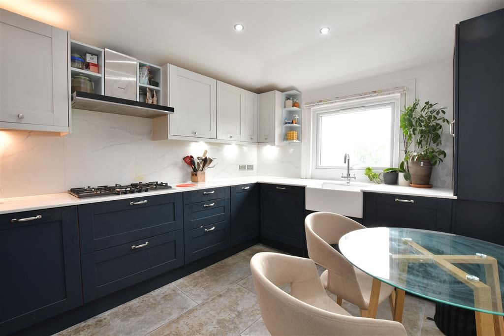 Property photo 1 of 10 Kitchen
