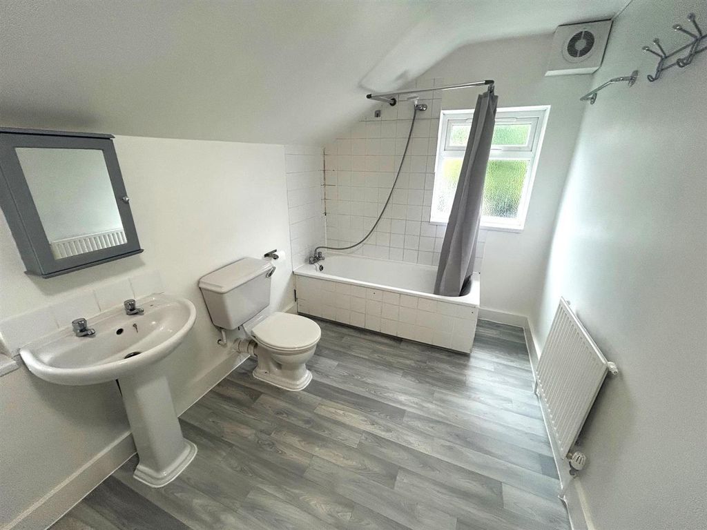 Property photo 3 of 8 Bathroom