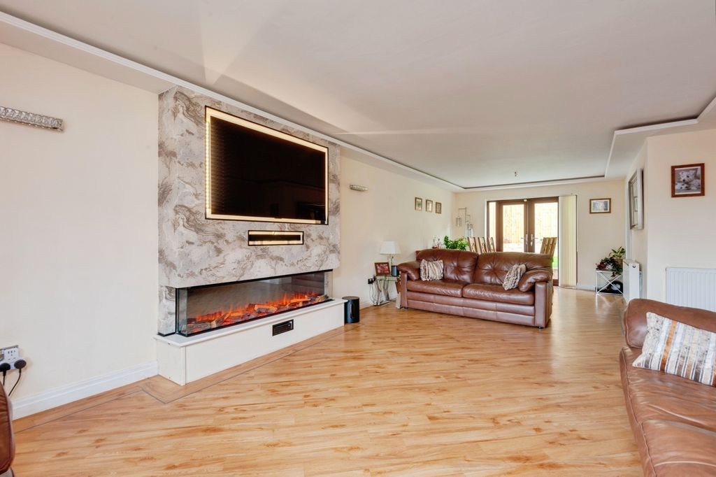 Property photo 3 of 32 Pbox-Img.Jpg