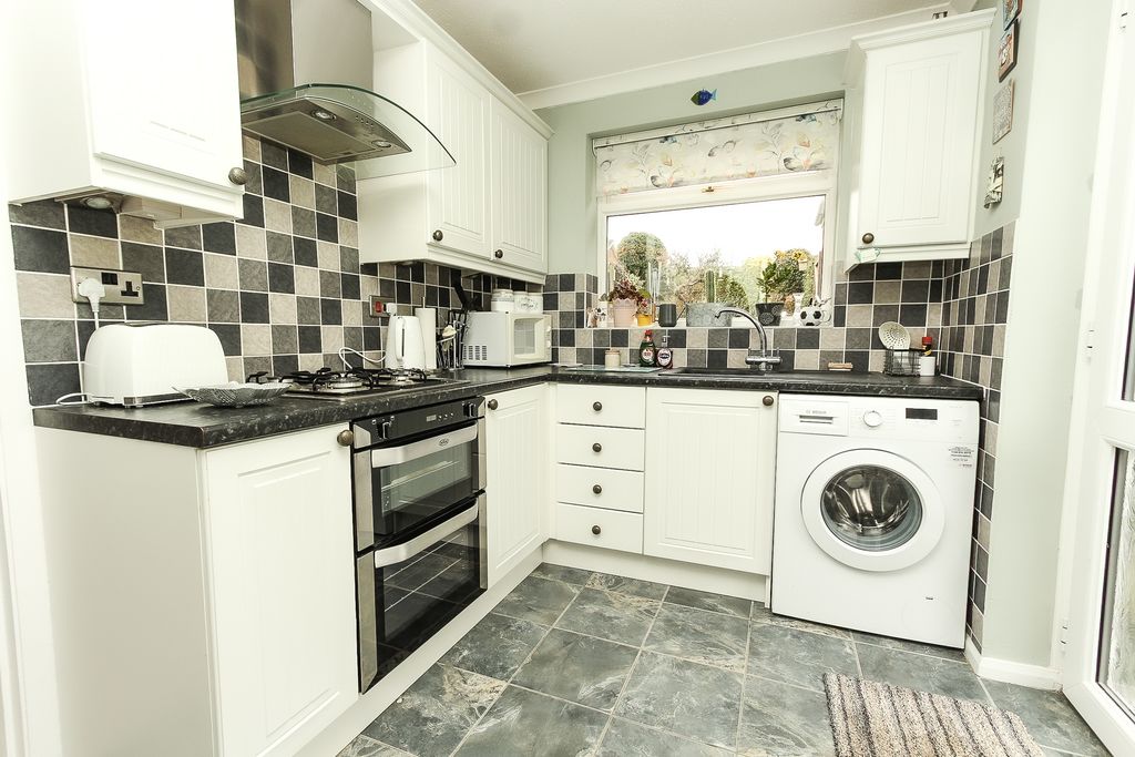 Property photo 2 of 11 Kitchen