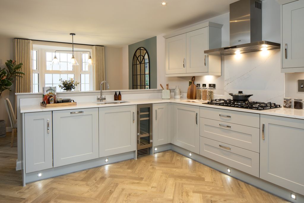 Property photo 2 of 10 Kitchen In 4 Bedroom Wychwood