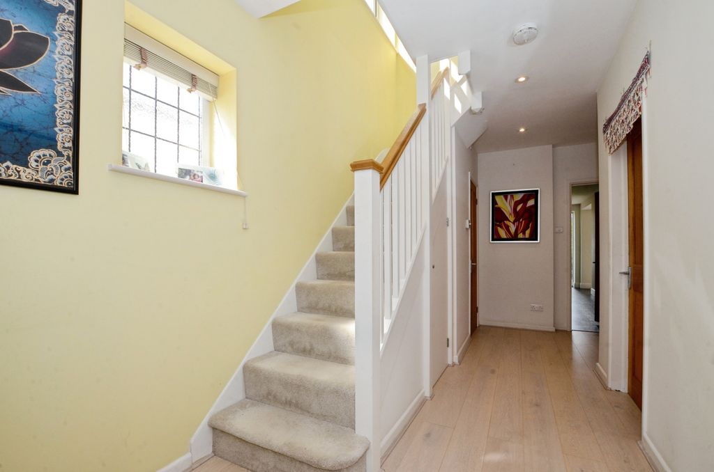 Property photo 3 of 40 Entrance Hall