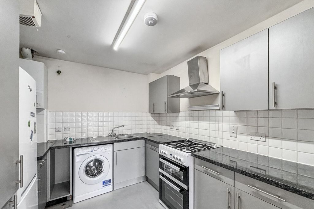 Property photo 3 of 12 Flat 16 Presentation House, 240 Wick Road, Hackney, London, E9 5Dr