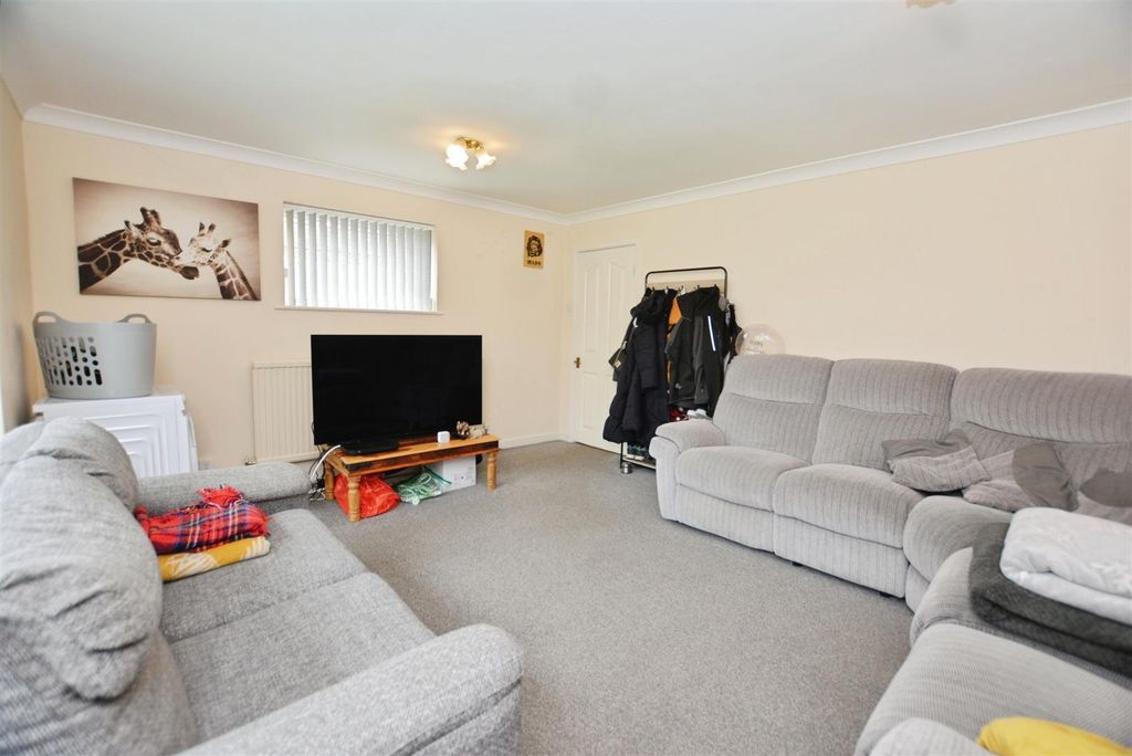 Property photo 3 of 11 Living Room