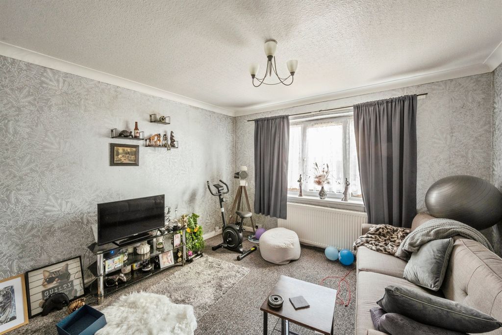 Property photo 2 of 28