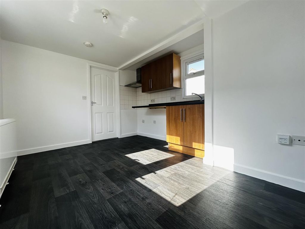 Property photo 2 of 11 Lounge Kitchenette